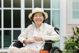 多年前，继母含泪把我赶出门，父亲走后，我去接她，妈，我来晚了图片