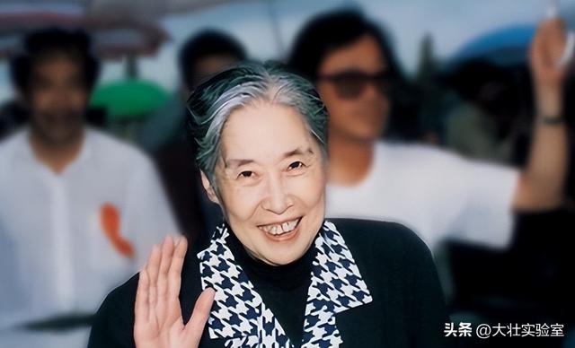 王光美有多美？1940年王光美在大学留影，19岁气质出众