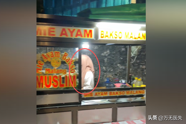 中国人巴厘岛旅游被宰，女摊主拿刀威胁还打人，事后小伙被骂丢脸