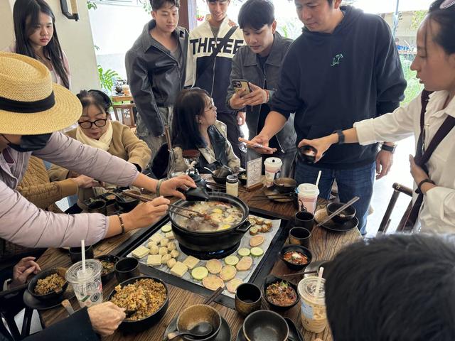 【外眼看云南】柬埔寨顶流姜思倪携家人圆梦云南：喜洲麦田小火车童趣飞扬