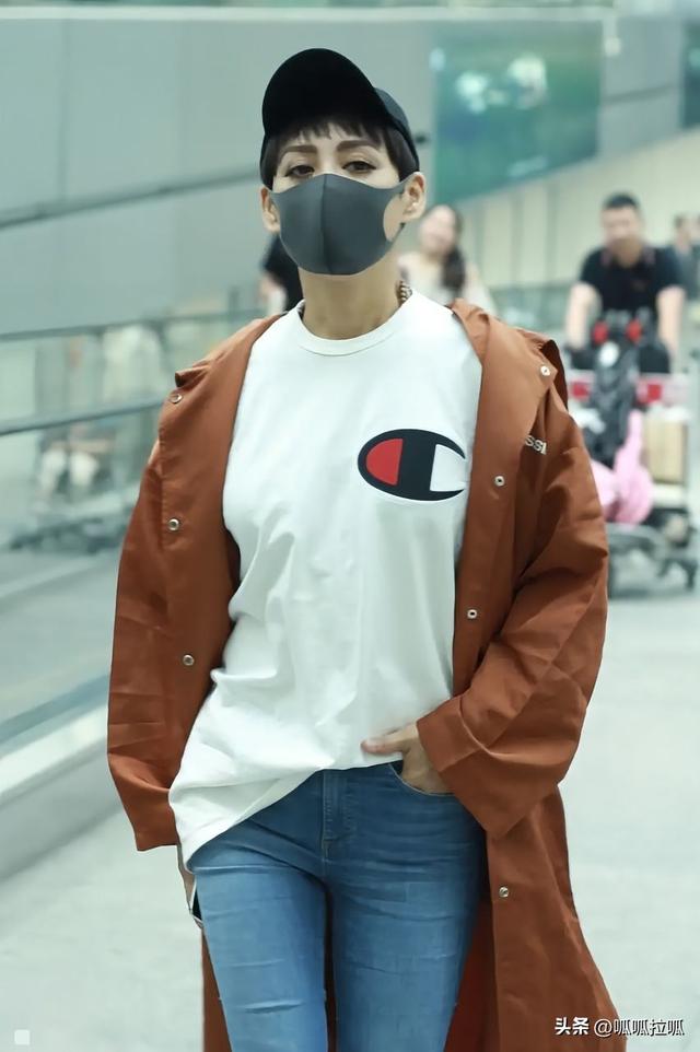 别眨眼！女星穿紧身牛仔裤狂炫身材，细腰翘臀的暴击谁顶得住