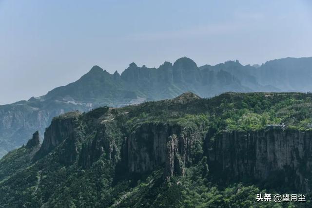 《太行山徒步记：从西走到南》免费的挂壁公路，悠悠然的崖边行走