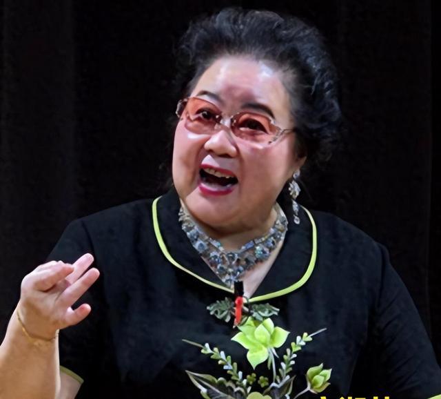 吃里爬外，永不回国？她带领30名演员选择留美，如今年过花甲归来