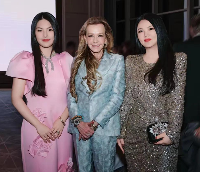 何超琼和萧邦总裁一起切蛋糕，李湘和王诗龄坐角落，阶层差距明显