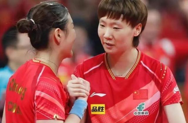 王曼昱战胜早田希娜，却在比赛时被裁判警告，她一个举动霸气回应