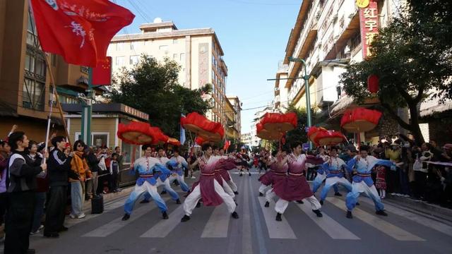 绿春长街古宴 | 精彩回顾：民族文化大巡游 街头掀起“最炫民族风”
