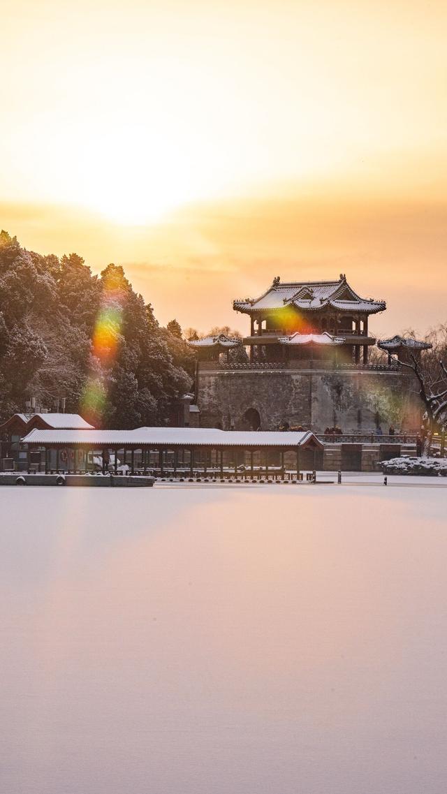 雪落廊桥，颐和园便成了半白半黛的水墨长卷	。