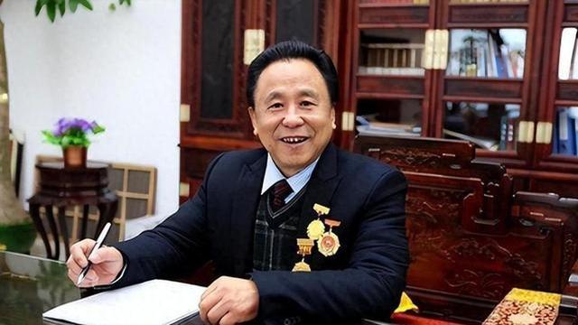 包10位情妇，睡觉靠翻牌，生下11个私生子	，75岁仍在拼命生娃？