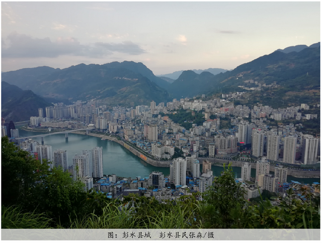 在重庆小面王国 他们另立山头吃米粉 | 十月行记