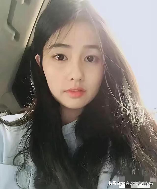 白鹿刚出道时，长相就是很邻家 很普通的样子 没什么特别惊艳的地方