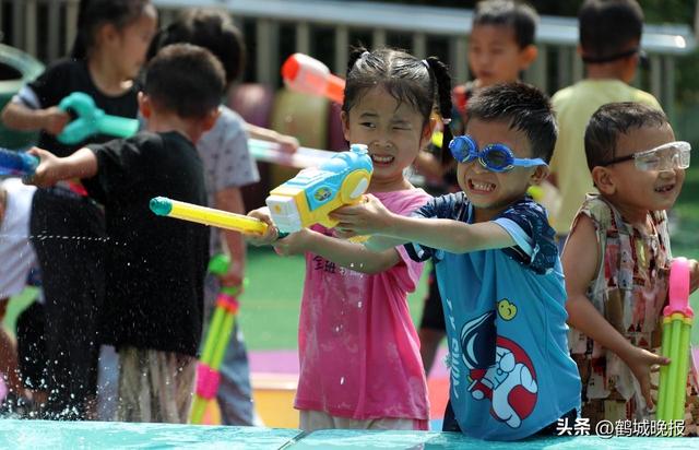 公办幼儿园突然免学费！民办园老板连夜算账，家长却愁得睡不着：转园还是硬扛？