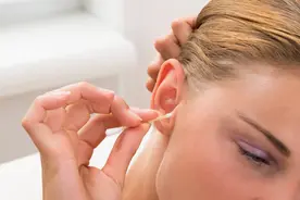 身体有癌，耳朵先知？耳朵出现一个症状，可能是癌症前兆图片