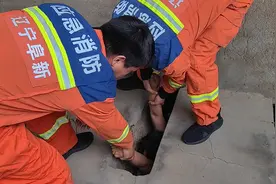 阜新一年轻女子不慎掉入旱厕！图片