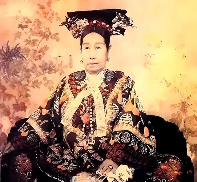 清朝灭亡后，李莲英姐姐才敢说出实情：慈禧其实不是病死的！