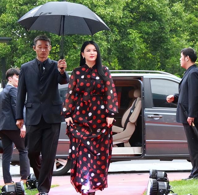 李湘风波再发酵！家境被扒底朝天，父母身份曝光	，原来何炅没说错