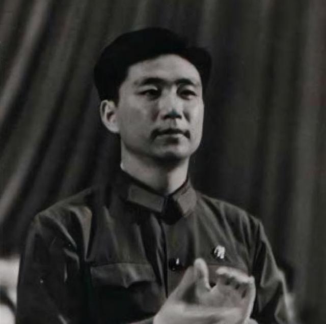 他37岁成为中央委员，1984年被开除党籍，晚年移居美国