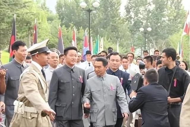 71次饰演周总理！这位特型演员出自哈尔滨，连酒窝都一模一样