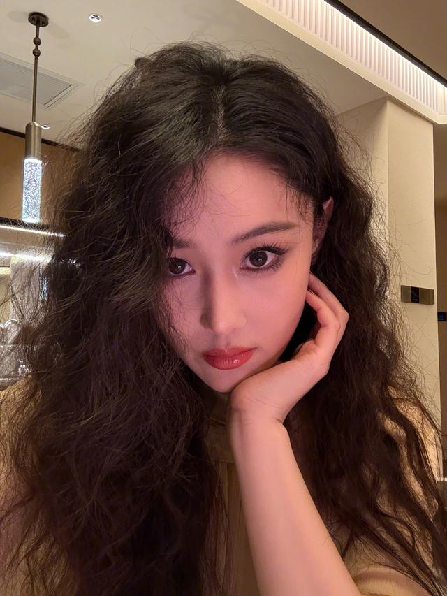 张馨予庆结婚7周年