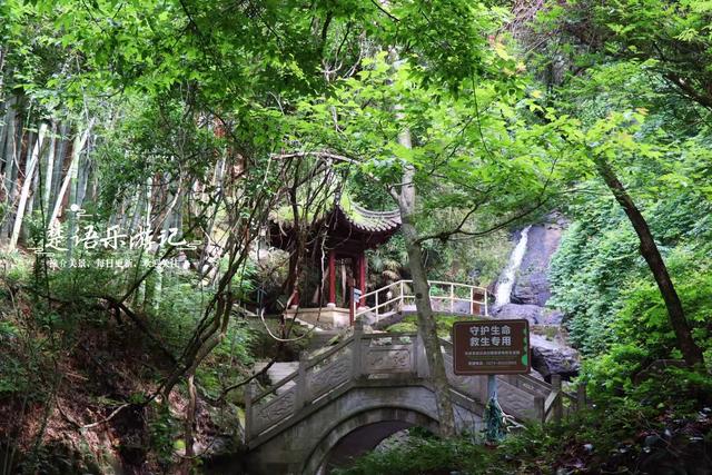 浙江宁波的4A级风景区，峡谷瀑布成为亮点，清静凉爽游玩很惬意