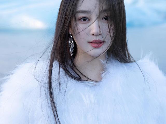 山东潍坊一校花美出圈了，五官精致	，倾国倾城，美得让人移不开眼