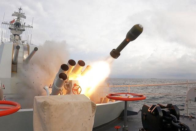 中国的愤怒不断升级！055大驱编队抵近日本，解放军的导弹已备好