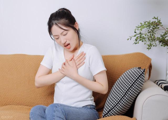 不少人胸前压迫感反复，“膻中穴”的错？按压胸前或许辅助？