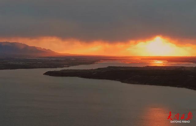 一眼惊艳！冷暖空气交汇，册田水库晚霞映天红~