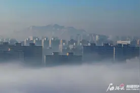 今晨乌鲁木齐城北云雾缭绕似仙境图片