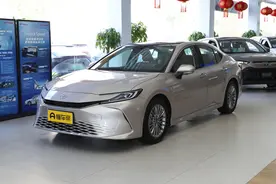 新车 | 17.18万起，混动门槛降低/配8155芯片，全新丰田凯美瑞上市图片