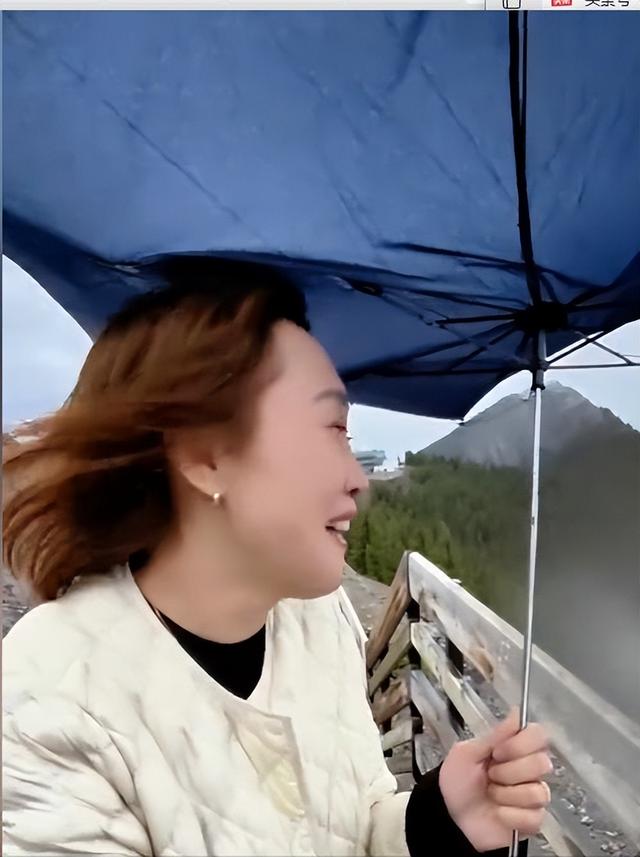摊事了！央视主持人海外游，带妻女高调炫耀海外生活，被网友骂惨