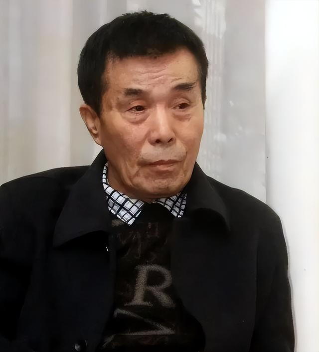 哭穷风波刚9天	，何庆魁儿子曝闫学晶猛料被扒，77岁老父亲被牵连