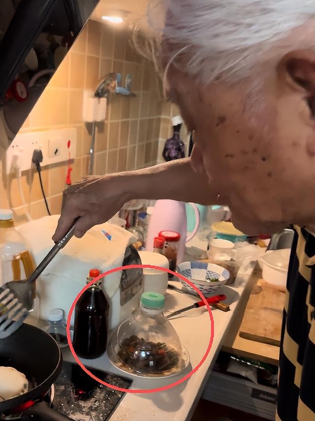 90岁牛犇近况曝光，做饭环境脏乱差，用塑料瓶保温菜、拖把当拐杖