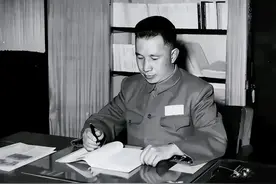 杜聿明徐州突围，郭汝瑰冒死送情报，粟裕弃之不用：情报有假图片