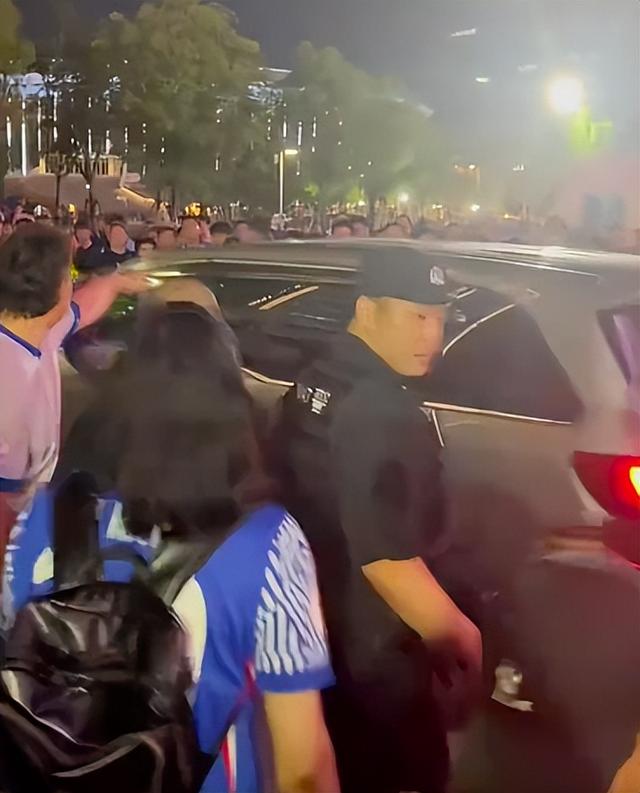 一场3-3！4.7万球迷怒了！狂嘘谢场球员，围堵逼停董事长专车狂骂