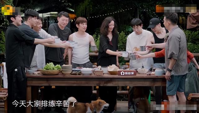 55岁黄磊还能活多久？睡前戴呼吸机，每天一把药，曾被曝有心脏病