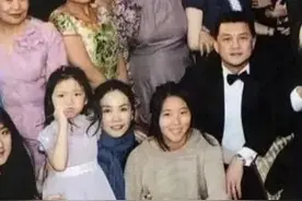 11年前李亚鹏外公寿宴，王菲父亲续弦疑出镜，长相酷似王菲母亲图片