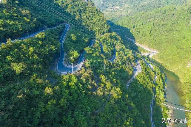 铜仁大峡谷旁边有条村道,由连续十多个发夹弯组成,堪称跑山胜地