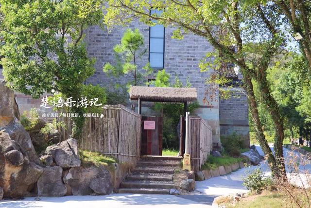 浙江宁波这座寺院得名“饭佛”，居于海岛但景色不错，适合周末游