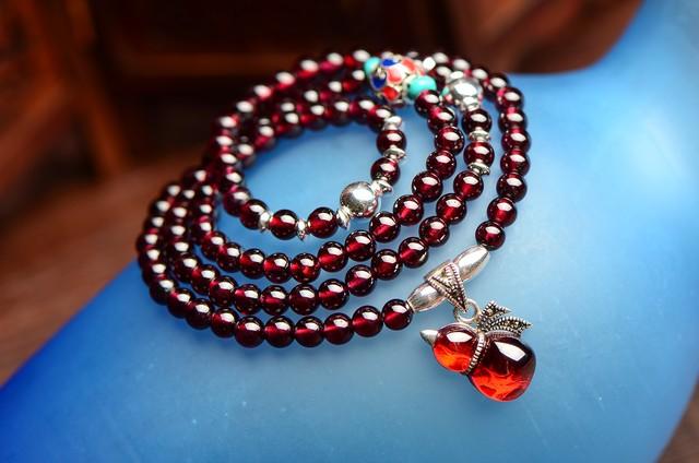 石榴石：色彩绚丽的天然宝石百科