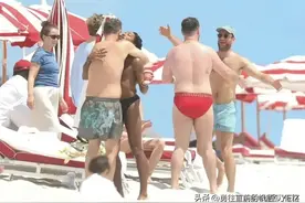 骚母和友人海边度假，白白胖胖很可爱，黑人长发小哥身材似女人！图片