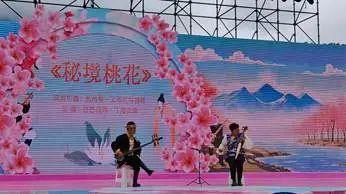 退役女兵林芝徒步，重温第二故乡情。藏汉同台演出，温情脉脉…