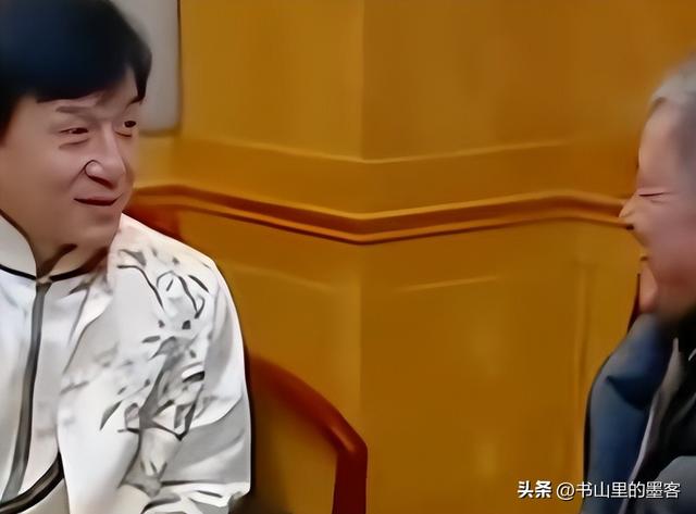 68岁赵本山现身三亚	，逛街专人接待，买太多衣服保镖快拎不动袋子