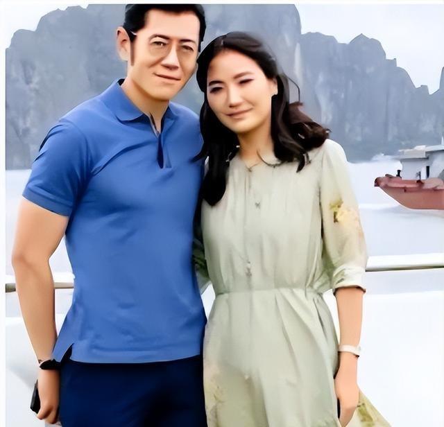 不丹佩玛王后置装费逐年上涨，披四爪龙披肩，拎爱马仕穿贝嫂高定