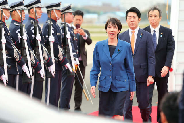 特朗普刚挂电话	，就接见驻华大使，日本发现不妙，普京打响大动作