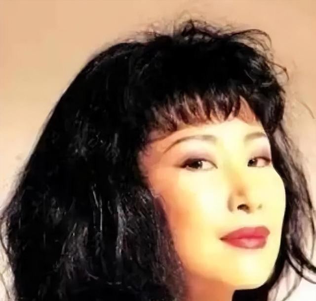 香港“三级女王”李华月，3年连拍11部三级片，如今她过得怎样