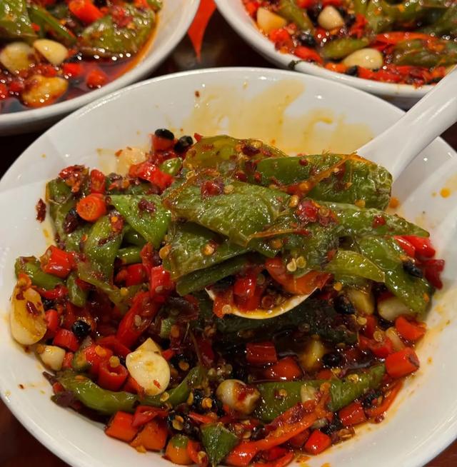 江西南昌有南昌港通江达海，赣江边有滕王阁，当地饮食爱吃辣椒