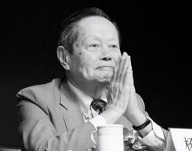 杨振宁猝然离世，临终状态曝光，翁帆25字表心情，难怪相爱20年