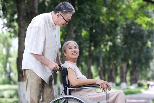 人老了真难！我75岁才发现:儿女双全有退休金，仍躲不过老来难！