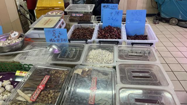 轨道直达的赶场地！地方超大，东西多，买菜这些超方便