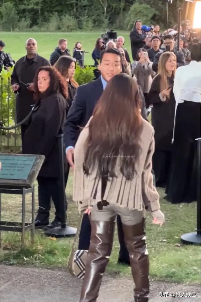 皮靴飙升至大腿根，这超前时尚，于我而言太具冲击感！